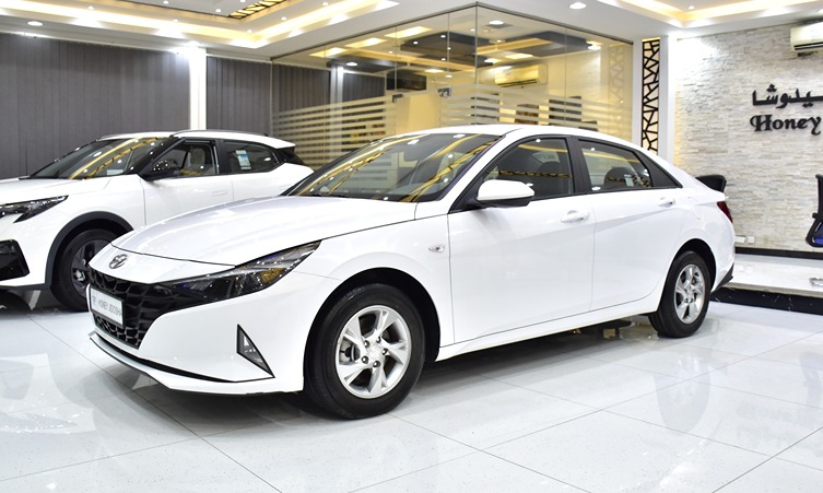 Hyundai Elantra ( 2023 Model ) in White Color GCC Specs