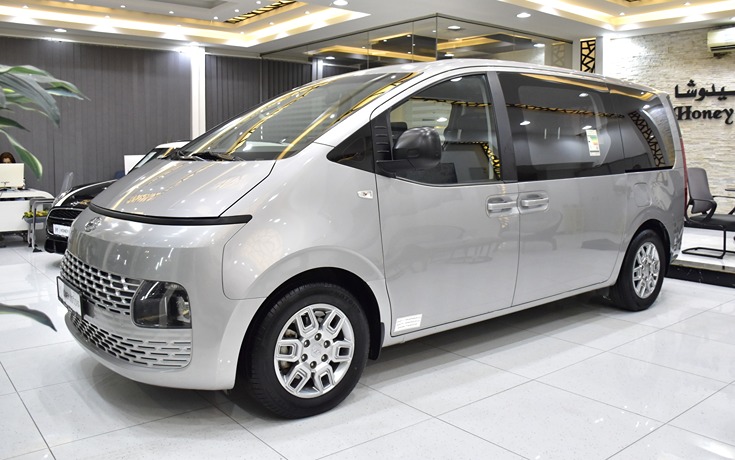 Hyundai Staria ( 2022 Model ) in Silver Color GCC Specs